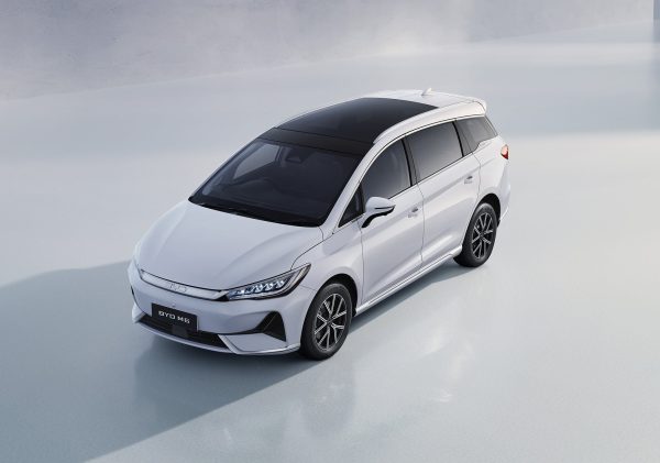 Đuôi xe BYD M6